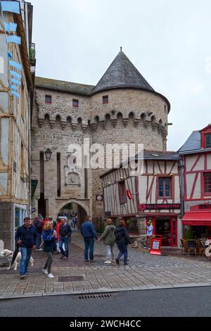 Vannes, Francia - luglio 26 2017: Ex porta della prigione nella città vecchia circondata da case a graticcio. Foto Stock