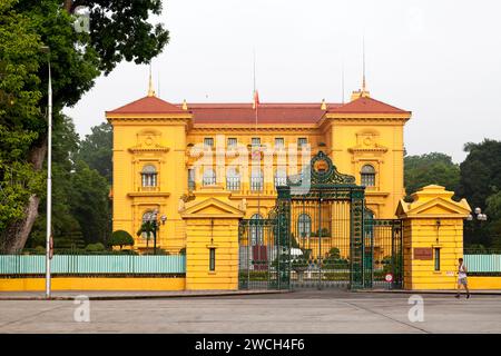 Hanoi, Vietnam - 18 agosto 2018: Il Palazzo Presidenziale del Vietnam, situato nella città di Hanoi, è stato costruito tra il 1900 e il 1906 per ospitare i francesi Foto Stock