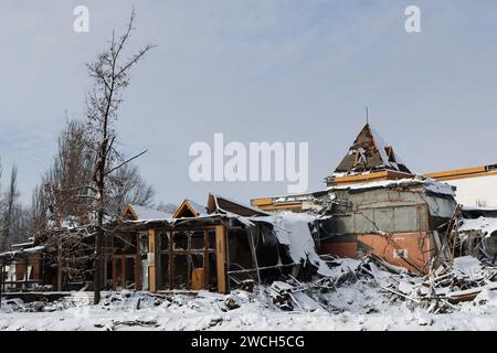 Una vista dei resti ricoperti di neve del Sunrise Park Hotel pesantemente danneggiato dai bombardamenti russi a Zaporizhzhia. L'Ucraina ha spinto avanti con la sua formula di pace per porre fine a quasi due anni di guerra con la Russia con un incontro di consulenti per la sicurezza nazionale da tutto il mondo a Davos domenica. Il miliardario russo Oleg Deripaska ha dichiarato domenica in un post di Telegram che non vi sarebbe stata la pace in Ucraina almeno fino al maggio 2025, e una discussione costruttiva a Davos sulla fine del conflitto non sarebbe stata possibile perché nessuna delegazione russa avrebbe partecipato. Foto Stock