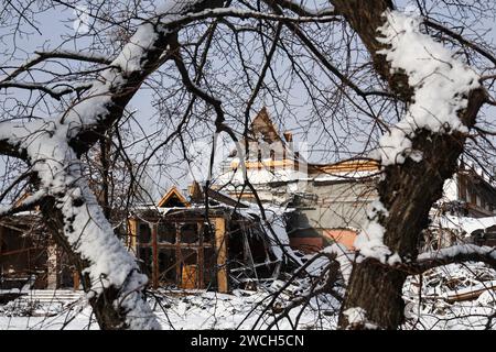 Una vista dei resti ricoperti di neve del Sunrise Park Hotel pesantemente danneggiato dai bombardamenti russi a Zaporizhzhia. L'Ucraina ha spinto avanti con la sua formula di pace per porre fine a quasi due anni di guerra con la Russia con un incontro di consulenti per la sicurezza nazionale da tutto il mondo a Davos domenica. Il miliardario russo Oleg Deripaska ha dichiarato domenica in un post di Telegram che non vi sarebbe stata la pace in Ucraina almeno fino al maggio 2025, e una discussione costruttiva a Davos sulla fine del conflitto non sarebbe stata possibile perché nessuna delegazione russa avrebbe partecipato. Foto Stock