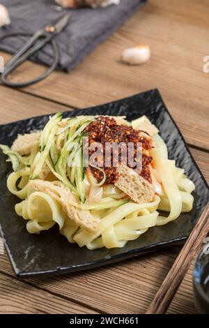 Spaghetti alla salsa，Liangpi，piatto cinese composto da spaghetti di pelle fredda a base di farina di grano o riso，spaghetti di riso cinesi Foto Stock