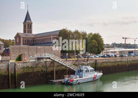 Dieppe, Francia - 11 settembre 2020: Barca della Gendarmeria ormeggiata di fronte alla chiesa di Notre-Dame-des-Grèves a Dieppe. Foto Stock