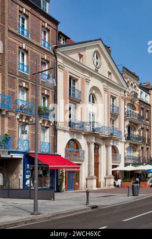 Dieppe, Francia - 11 settembre 2020: Ex Hôtel d'Anvers davanti al Bassin Jehan Ango. Foto Stock