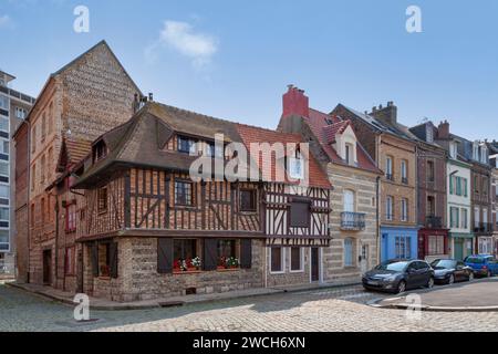 Dieppe, Francia - 11 settembre 2020: Vecchie case a schiera in legno all'angolo tra rue Théophile gelée e rue des Cordiers. Foto Stock