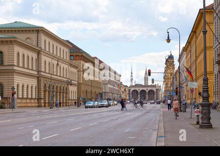 Monaco di Baviera, Germania - maggio 30 2019: Ludwigstraße con il Feldherrnhalle, è un monumento italiano del XIX secolo all'esercito bavarese, accanto al Theatinerk Foto Stock