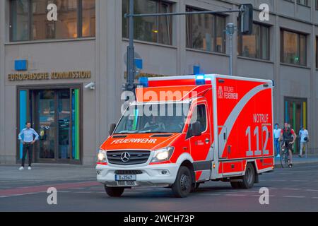 Berlino, Germania - 03 giugno 2019: Ambulanza del dipartimento dei vigili del fuoco di Berlino (Berliner Feuerwehr) diretta all'ospedale. Foto Stock