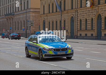 Monaco di Baviera, Germania - maggio 30 2019: Auto della polizia che parcheggia sulla strada di fronte all'Hofgarten. Foto Stock