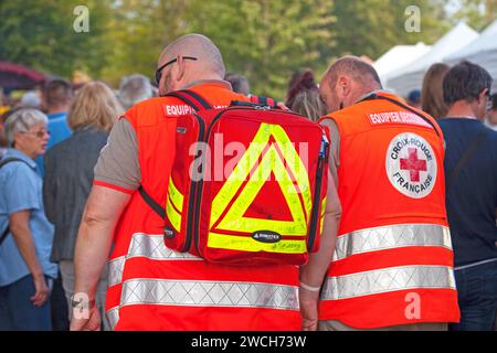 Luzarches, Francia - 13 ottobre 2019: Due soccorritori (Équipier secouriste) della Croce Rossa vagano per i vicoli di una festa medievale. Foto Stock