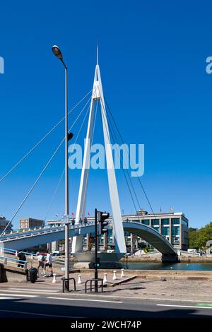 Le Havre, Francia - 05 agosto 2020: Passerella pedonale francese le Chevalier che passa sopra il bacino commerciale. Foto Stock