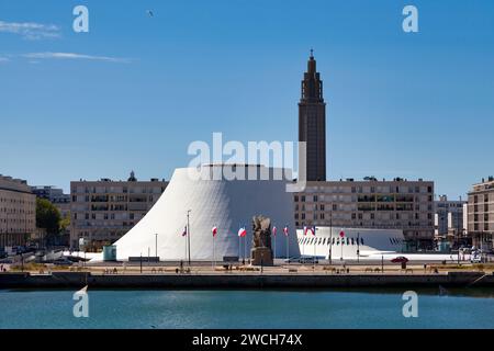 Le Havre, Francia - 5 agosto 2020: Le Volcan è un centro culturale situato di fronte al bacino del commercio. Foto Stock