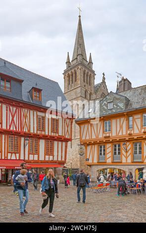 Vannes, Francia - luglio 26 2017: Place Henri-IV con dietro, Cattedrale di Vannes (francese: Cathédrale Basilique Saint-Pierre de Vannes). Foto Stock