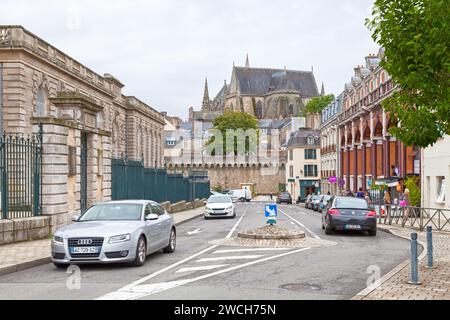 Vannes, Francia - luglio 26 2017: Rue Alain le Grand con sulla destra la Préfecture du Morbihan, sulla sinistra, l'Immeuble Petit-fers e sul retro, Foto Stock