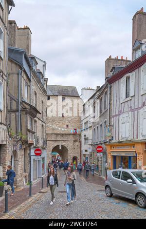 Vannes, Francia - luglio 26 2017: Strada con case a graticcio che si dirige verso la prigione di porte, l'ex porta della prigione della città. Foto Stock