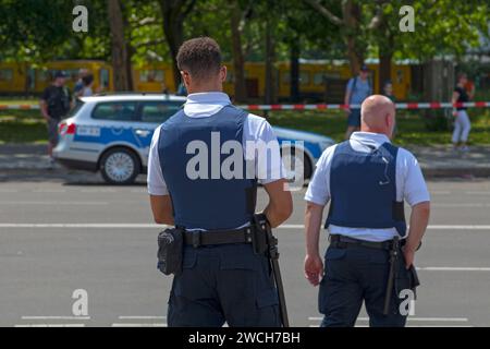 Berlino, Germania - 01 giugno 2019: Due ufficiali dell'Ordnungsamt (Ufficio per l'esecuzione dell'ordine) in giubbotto per proiettili. Foto Stock