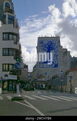 Parigi, Francia - Marzo 15 2018: Un murale intitolato 'Les insolites' (inglese: L'insolito) creato da Pierre Alechinsky con una poesia sul lato destro writ Foto Stock