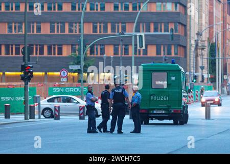 Berlino, Germania - 03 giugno 2019: Agenti di polizia discutono vicino al loro furgone. Foto Stock