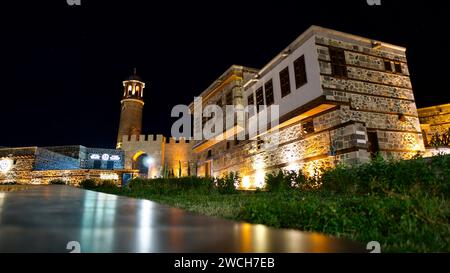 Erzurum, TURCHIA - 08 12, 2023: Paesaggio notturno. Erzurum, castello e torre dell'orologio. Torre dell'orologio in legno. Mura storiche e torre dell'orologio. Notte a Erzurum Foto Stock