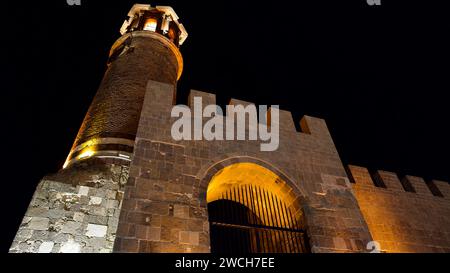 Erzurum, TURCHIA - 08 12, 2023: Paesaggio notturno. Erzurum, castello e torre dell'orologio. Torre dell'orologio in legno. Mura storiche e torre dell'orologio. Notte a Erzurum Foto Stock