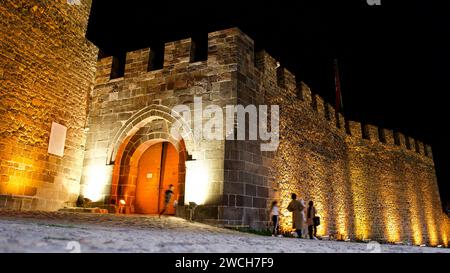 Erzurum, TURCHIA - 08 12, 2023: Paesaggio notturno. Erzurum, castello e torre dell'orologio. Torre dell'orologio in legno. Mura storiche e torre dell'orologio. Notte a Erzurum Foto Stock