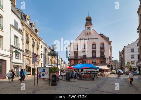 Dieppe, Francia - 11 settembre 2020: La Place du Puits-Salé (piazza del pozzo di sale) e il café des tribunaux (caffetteria del tribunale) nella città vecchia. Foto Stock