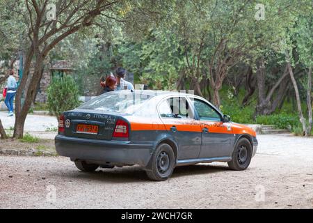 Atene, Grecia - 1 maggio 2019: Auto della polizia municipale di Atene parcheggiata in un parco lungo l'Acropoli. Foto Stock
