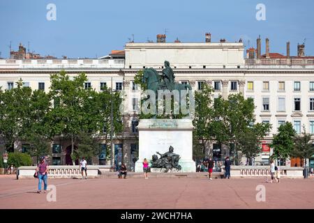 Lione, Francia - 10 giugno 2018: Statua equestre di Luigi XIV in Place Bellecour. Foto Stock