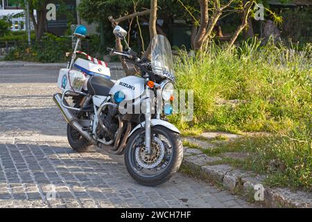 Atene, Grecia - 1 maggio 2019: Bicicletta della polizia parcheggiata lungo l'Acropoli. Foto Stock