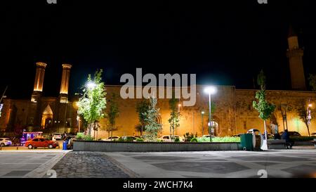 Erzurum, TURCHIA - 08 12, 2023: Università islamica, madrasa del periodo selgiuchide. Erzurum doppio minareto Madrasa. Simbolo storico di Erzurum. Notte Foto Stock