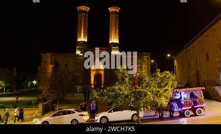 Erzurum, TURCHIA - 08 12, 2023: Università islamica, madrasa del periodo selgiuchide. Erzurum doppio minareto Madrasa. Simbolo storico di Erzurum. Notte Foto Stock