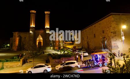 Erzurum, TURCHIA - 08 12, 2023: Università islamica, madrasa del periodo selgiuchide. Erzurum doppio minareto Madrasa. Simbolo storico di Erzurum. Notte Foto Stock