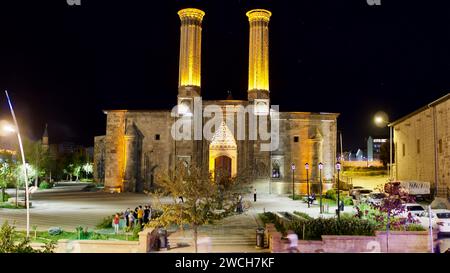 Erzurum, TURCHIA - 08 12, 2023: Università islamica, madrasa del periodo selgiuchide. Erzurum doppio minareto Madrasa. Simbolo storico di Erzurum. Notte Foto Stock