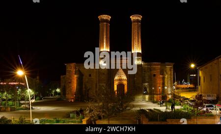 Erzurum, TURCHIA - 08 12, 2023: Università islamica, madrasa del periodo selgiuchide. Erzurum doppio minareto Madrasa. Simbolo storico di Erzurum. Notte Foto Stock