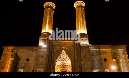 Erzurum, TURCHIA - 08 12, 2023: Università islamica, madrasa del periodo selgiuchide. Erzurum doppio minareto Madrasa. Simbolo storico di Erzurum. Notte Foto Stock