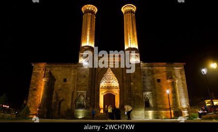 Erzurum, TURCHIA - 08 12, 2023: Università islamica, madrasa del periodo selgiuchide. Erzurum doppio minareto Madrasa. Simbolo storico di Erzurum. Notte Foto Stock