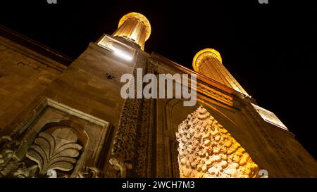 Erzurum, TURCHIA - 08 12, 2023: Università islamica, madrasa del periodo selgiuchide. Erzurum doppio minareto Madrasa. Simbolo storico di Erzurum. Notte Foto Stock