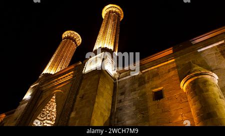 Erzurum, TURCHIA - 08 12, 2023: Università islamica, madrasa del periodo selgiuchide. Erzurum doppio minareto Madrasa. Simbolo storico di Erzurum. Notte Foto Stock