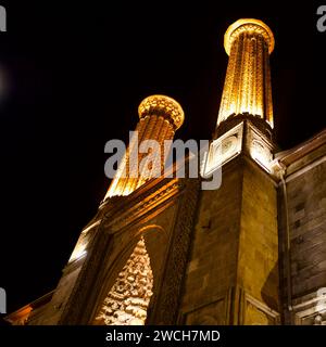 Erzurum, TURCHIA - 08 12, 2023: Università islamica, madrasa del periodo selgiuchide. Erzurum doppio minareto Madrasa. Simbolo storico di Erzurum. Notte Foto Stock