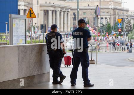 Varsavia, Polonia - 8 giugno 2019: Due poliziotti sorvegliano la folla a Warszawa Centralna. Foto Stock