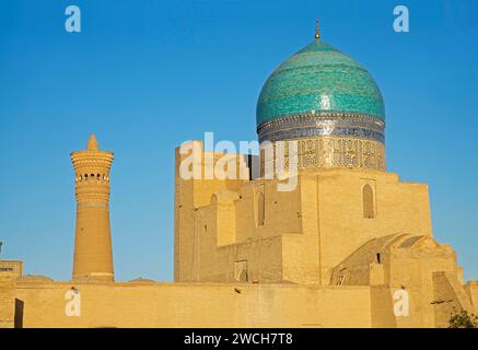 Moschea di Kalan (Masjid-i Kalan) e Minareto di Kalan di po-i-Kalan (poi Kalan) - complesso religioso islamico a Bukhara. Uzbekistan Foto Stock