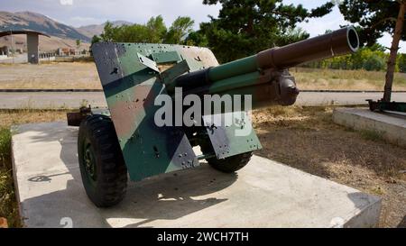 Erzurum, TURCHIA - 08 23, 2023: Carri armati e armi di artiglieria pesante della guerra ottomano-russa. Museo dei vecchi veicoli da guerra a Erzurum. Foto Stock