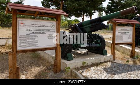 Erzurum, TURCHIA - 08 23, 2023: Carri armati e armi di artiglieria pesante della guerra ottomano-russa. Museo dei vecchi veicoli da guerra a Erzurum. Foto Stock