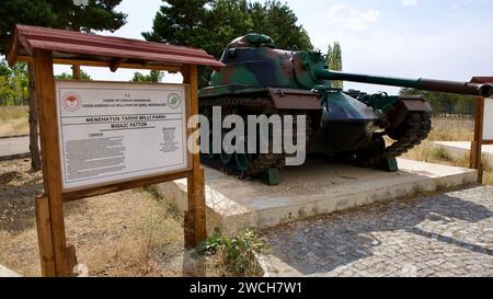 Erzurum, TURCHIA - 08 23, 2023: Carri armati e armi di artiglieria pesante della guerra ottomano-russa. Museo dei vecchi veicoli da guerra a Erzurum. Foto Stock