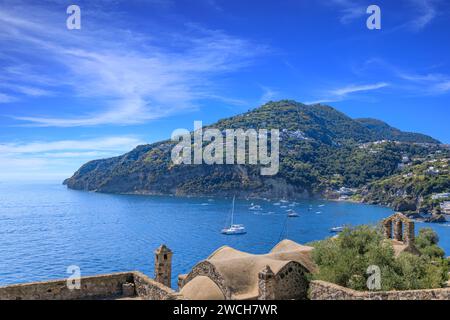 Vista dell'isola di Ischia da una suggestiva architettura medievale sul Castello Aragonese in Italia. Foto Stock