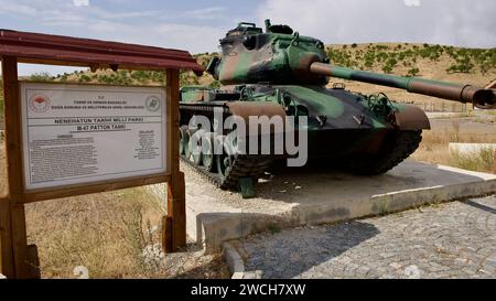 Erzurum, TURCHIA - 08 23, 2023: Carri armati e armi di artiglieria pesante della guerra ottomano-russa. Museo dei vecchi veicoli da guerra a Erzurum. Foto Stock