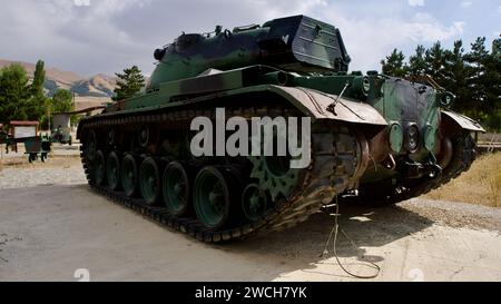 Erzurum, TURCHIA - 08 23, 2023: Carri armati e armi di artiglieria pesante della guerra ottomano-russa. Museo dei vecchi veicoli da guerra a Erzurum. Foto Stock