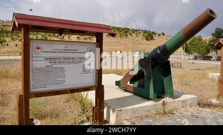 Erzurum, TURCHIA - 08 23, 2023: Carri armati e armi di artiglieria pesante della guerra ottomano-russa. Museo dei vecchi veicoli da guerra a Erzurum. Foto Stock