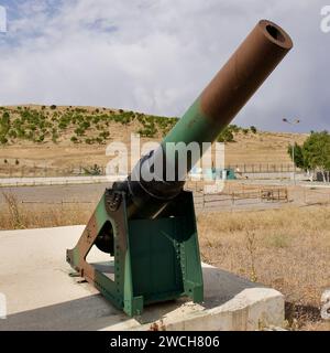 Erzurum, TURCHIA - 08 23, 2023: Carri armati e armi di artiglieria pesante della guerra ottomano-russa. Museo dei vecchi veicoli da guerra a Erzurum. Foto Stock