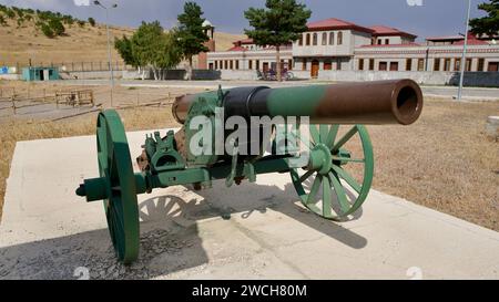 Erzurum, TURCHIA - 08 23, 2023: Carri armati e armi di artiglieria pesante della guerra ottomano-russa. Museo dei vecchi veicoli da guerra a Erzurum. Foto Stock