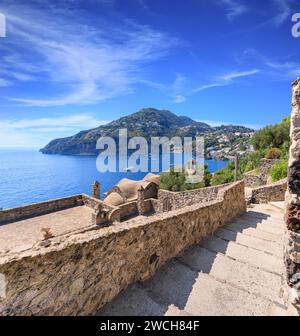 Vista dell'Isola d'Ischia da una suggestiva scalinata sul Castello Aragonese in Italia. Foto Stock