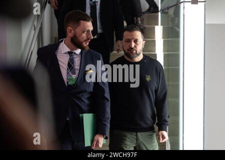 Davos, Svizzera. 16 gennaio 2024. Volodymyr Zelensky (r), presidente dell'Ucraina, scende una rampa di scale. Il presidente ucraino partecipa al Forum economico mondiale. Credito: Hannes P. Albert/dpa/Alamy Live News Foto Stock